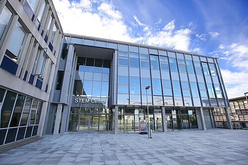 エセックス大学コルチェスターキャンパスの STEM センターの建物の外観