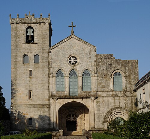 1057 年に建てられたベネディクト会のヴィラール・デ・フラデス修道院は、西暦 566 年に創設されたと考えられています。