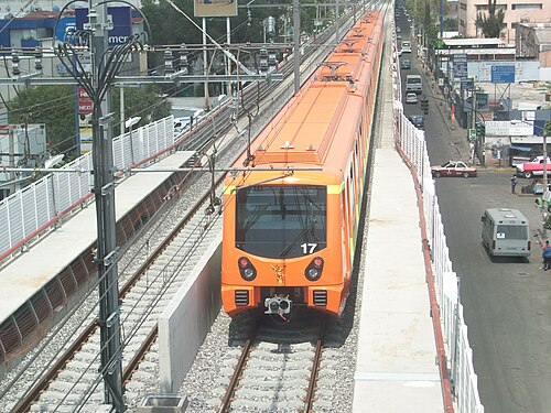 鉄製の車輪を持つ列車が駅を出発する。