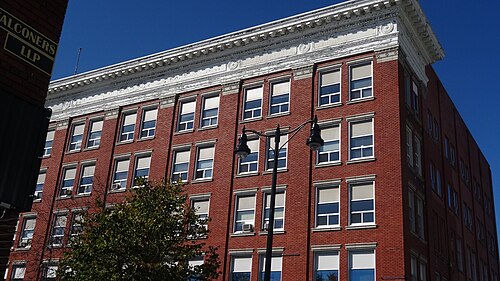 エドワード朝建築で建てられた、窓の周りに白い縁取りが施された赤レンガの建物の外観
