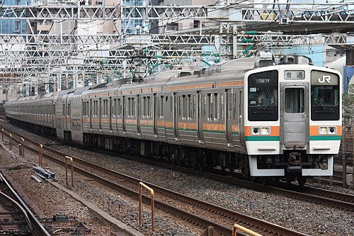 2009年12月、JR塗装の211-0系車両。