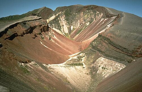 1886年のタラウェラ山の噴火によって形成された亀裂は、断裂帯噴火の一例である。