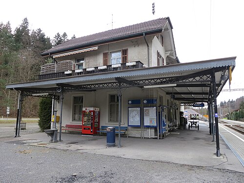 側プラットホーム上の2階建ての建物
