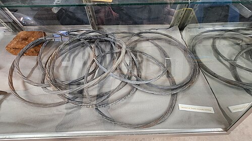 ノルウェーのフィヨルドに停泊中のドイツ戦艦ティルピッツを守るために使用された魚雷探知ワイヤー。