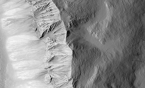 HiRISE から見たトゥーティング クレーターの壁