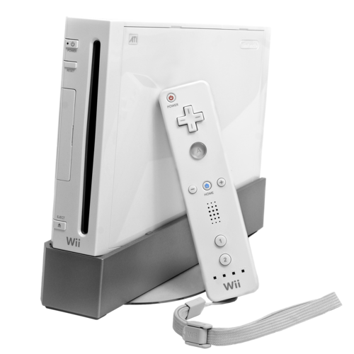 主に白色で光沢のある仕上げのビデオゲーム機。小型で縦長の形状をしている。前面にはディスクを挿入する縦型のスロットがある。右側には白い長方形のコントローラーが立てかけられている。