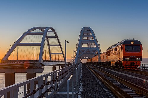 クリミア橋を渡る列車