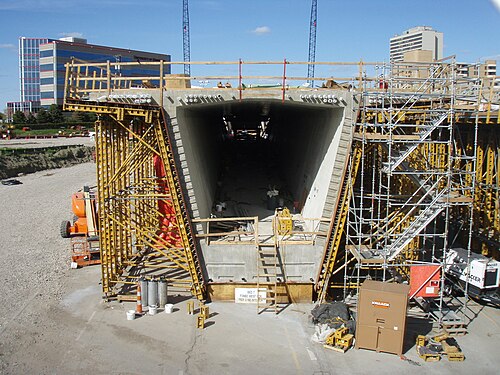 箱桁部材は、2008年5月に鋳造ヤード（州間高速道路の閉鎖区間）で成形された。