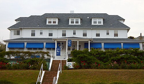 多くの階段と青い日よけのある大きな白い建物