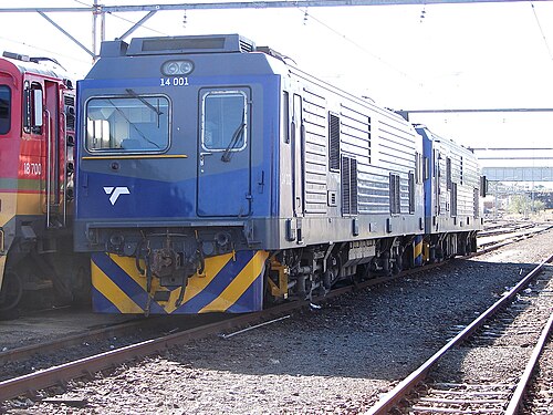 2013 年 5 月 9 日、西ケープ州ボーフォート ウェストのブルー トレインの塗装が施された 14-001 号車