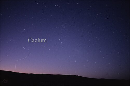 夜空に見える星のパターンを示す、カエルム星座の画像
