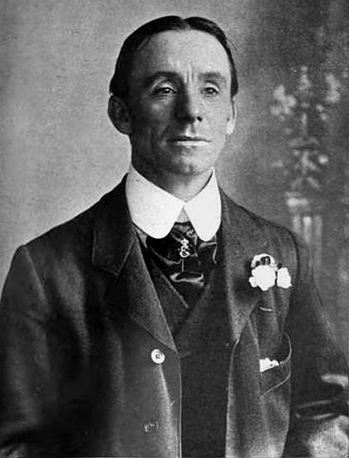 無表情な男性の白黒写真