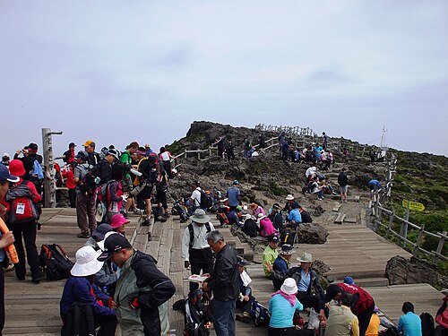 山頂に押し寄せる群衆 (2008/06)