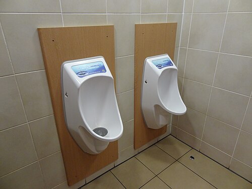 イギリスのマクドナルドで水を使わない小便器が使用される