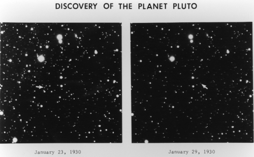 星が輝く同じ夜空の領域を、2枚並べて表示した。矢印で示された明るい点の1つは、2枚の画像間で位置が変わっている。