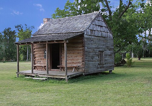 テキサスの奴隷小屋の例。一般的に、奴隷の宿舎は暖炉と土の床があり、窓のないワンルームの小屋でした。夏には丸太の隙間から小屋に少し風が入ります。冬には冷たい風を弱めるために、この隙間は泥で塞がれました。