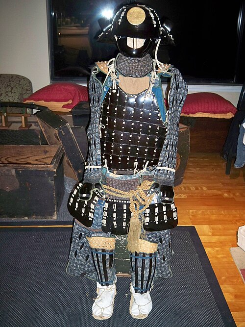 江戸時代の武士の折りたたみ鎧畳具足、かるた畳胴と提灯兜が完全に揃ったセットです。
