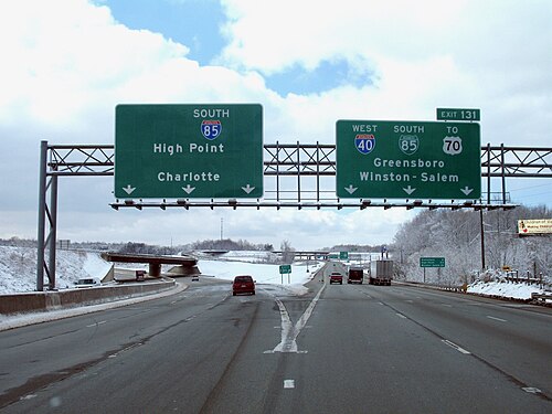 I-40 と I-85 が分岐します。I-40 はグリーンズボロを通ってウィンストン・セーラムまで走り、I-85 は南に向かってシャーロットに向かいます。
