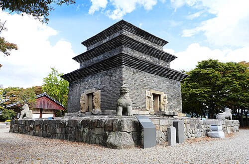 芬皇寺の塔。歴史の記録によると、この塔はかつて7階建てか9階建てだったと考えられています。