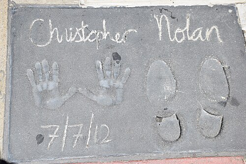 上部に「Christopher Nolan」、下部に「7/7/2012」と書かれた手形と足跡。