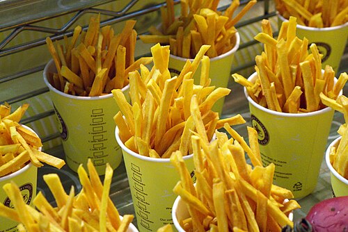 ソウルで屋台で売られているゴグマスティック（サツマイモのフライドポテト）