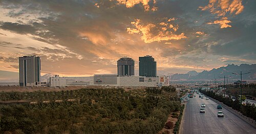 夕日を背景にしたイスファハン市中心部の高層ビル群