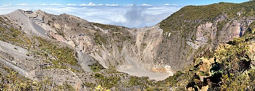 干上がった湖のある火口の眺め