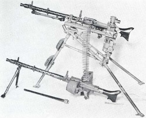 MG34のベルト給弾式三脚型（上）とサドルドラムマガジン式二脚型（下）