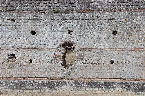 建築装置の詳細（テラコッタのベッドとオプス・スピカタム）。