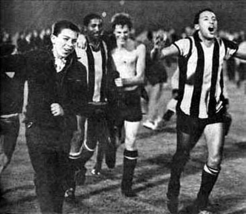 勝利したサッカー選手とファン
