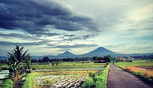 遠くにスンビン山とシンドロ山を望むプルウォレホの風景