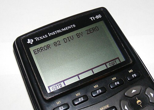 TI-86に「ERROR 02 DIV BY ZERO」というメッセージが表示されている。