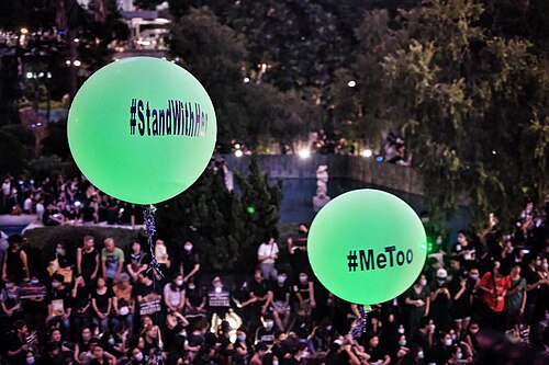 大きな風船にハッシュタグ「#StandWithHer」と「#MeToo」