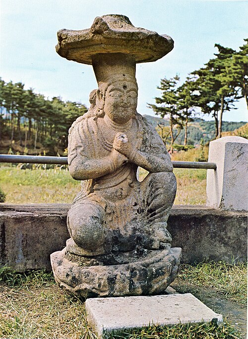 韓国江陵市神福寺跡の石造菩薩坐像