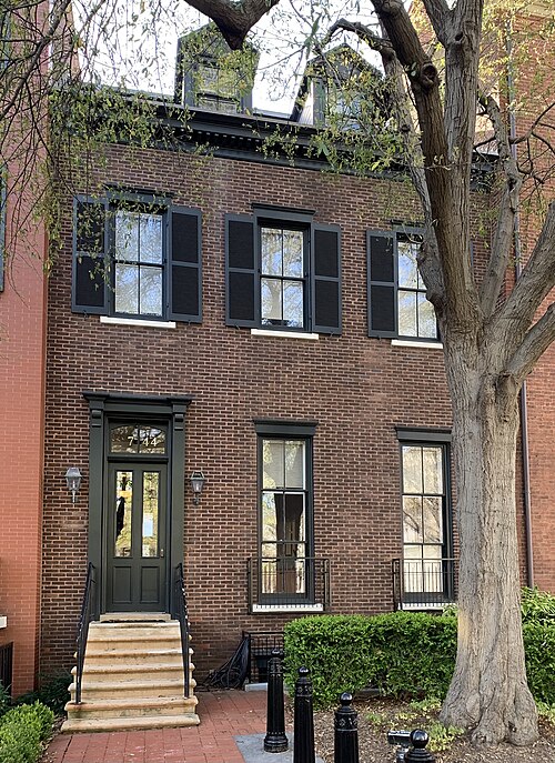 ホワイトハウス歴史協会の事務所は1960年代に建てられ、取り壊された建物（ジャクソンプレイス744番地）の跡地に建てられた。