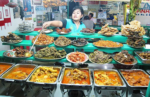 パダン料理を販売するワルン・パダン。