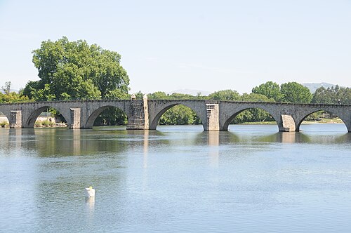 カヴァド川にかかるプラド橋。元々はローマ時代のものですが、12 世紀初頭に再建されました。