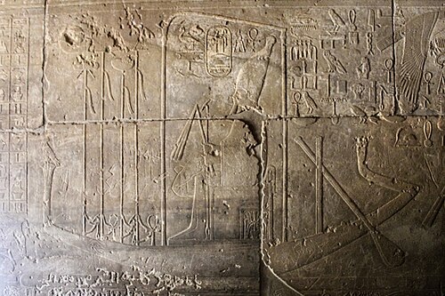 セムナ神殿：新王国時代の彫刻には、樹皮に描かれたセソストリス3世の像が描かれている。