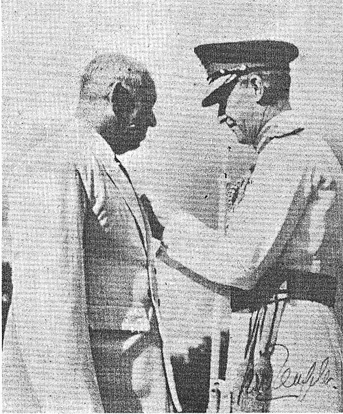 マラヤ連邦の高等弁務官ジェラルド・テンプラー将軍からMBE勲章を受け取るWE・ペレラ氏。