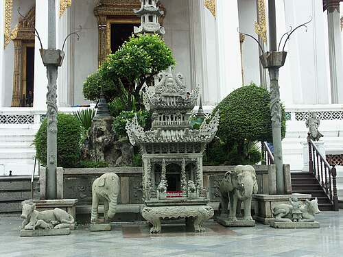 ワット・スタットにある、2体の石の象の間にある中国寺院風の石造りの香炉。