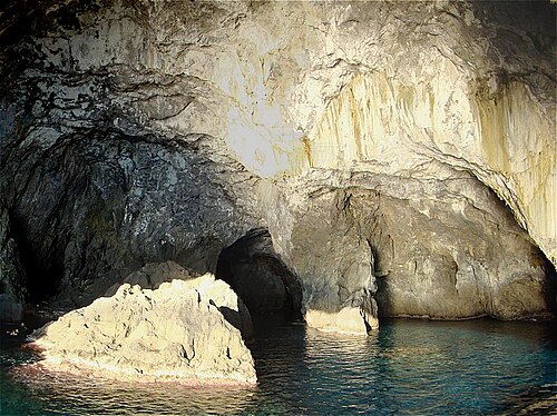 ヒトラ島の洞窟