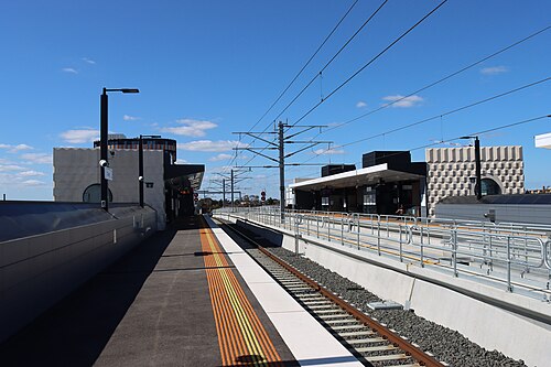 高架駅のプラットホーム