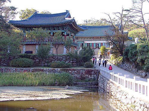 洛山寺の敷地内にある潟、鐘鼓楼、寺堂