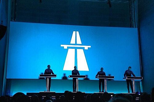 4人は、再発盤のアウトバーンのアルバムカバーを背後に映し出すスクリーンの後ろのステージに影を落としながら立っていた。
