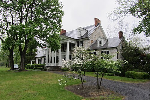 バージニア州フレデリック郡の「スプリングデール」は 1753 年に建設され、ジョン L. ハイト大佐の邸宅でした。10 代のサミュエル メイソンがハイト大佐の馬を盗み、後に追跡され、負傷して捕らえられましたが、年齢が若かったため、それ以上の処罰は受けませんでした。