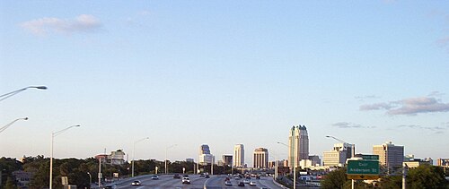 オーランドのスカイラインを背景にした州間高速道路4号線（2004年撮影）