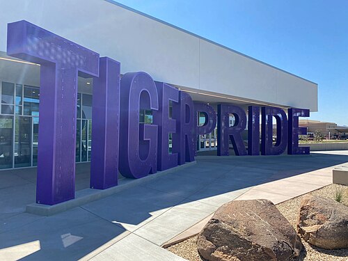 建物の写真。紫色で「Tiger Pride」と書かれています。