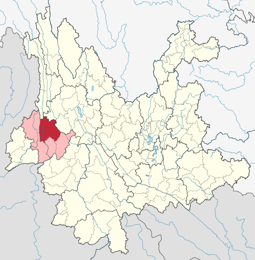 中国雲南省龍陽区（赤）と宝山県（ピンク）の位置