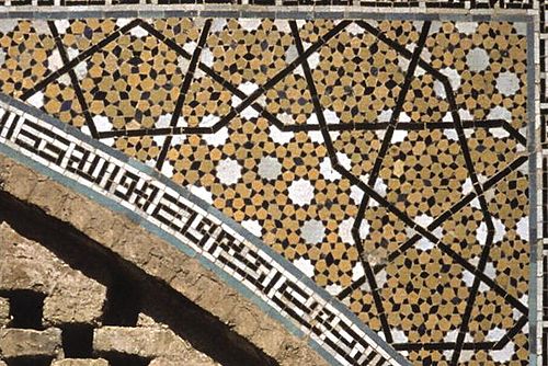 ギリフタイル：ダルビ・イマーム廟のスパンドレルに描かれた大小さまざまな模様、エスファハーン、1453年
