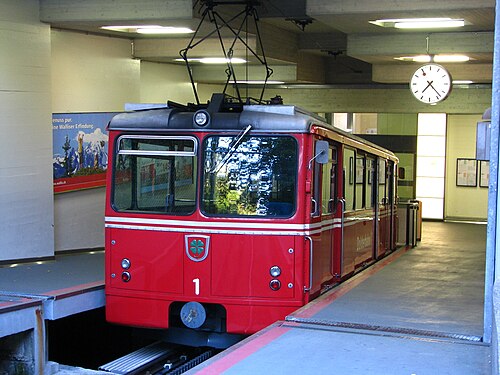 下端駅のレールカー Bhe 1/2 1 (SLM)